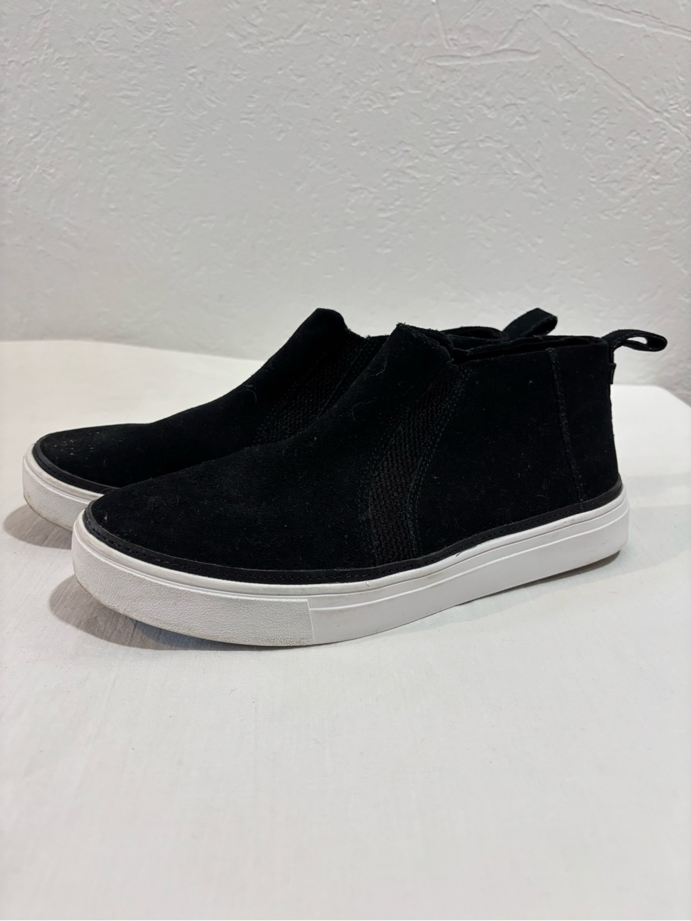 Womenโs Tomโs Bryce Black Suede Mid-Top Sneaker